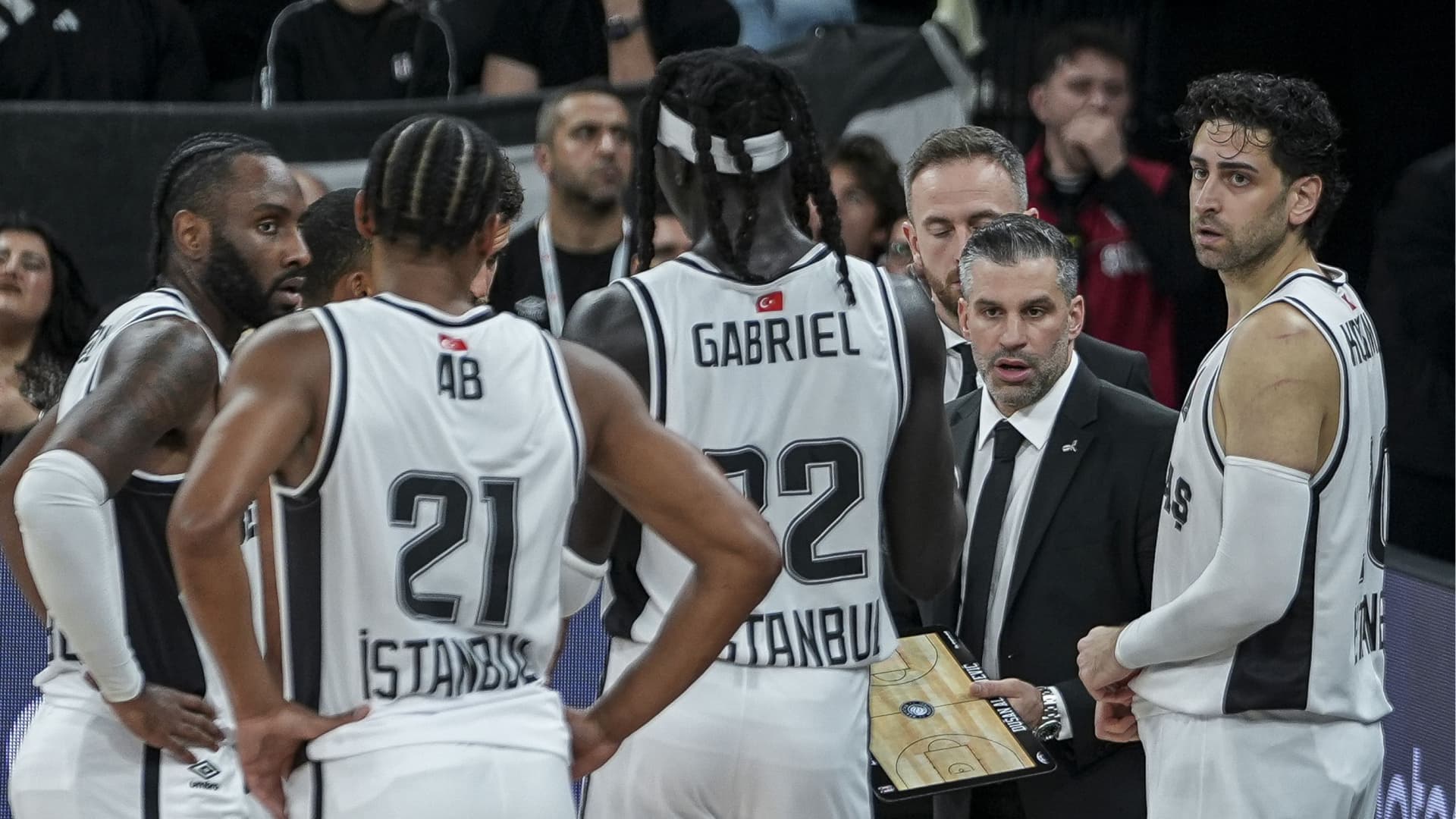 Beşiktaş, Barcelona karşısında 95-82 kaybetti: Kadro tartışması büyüyor