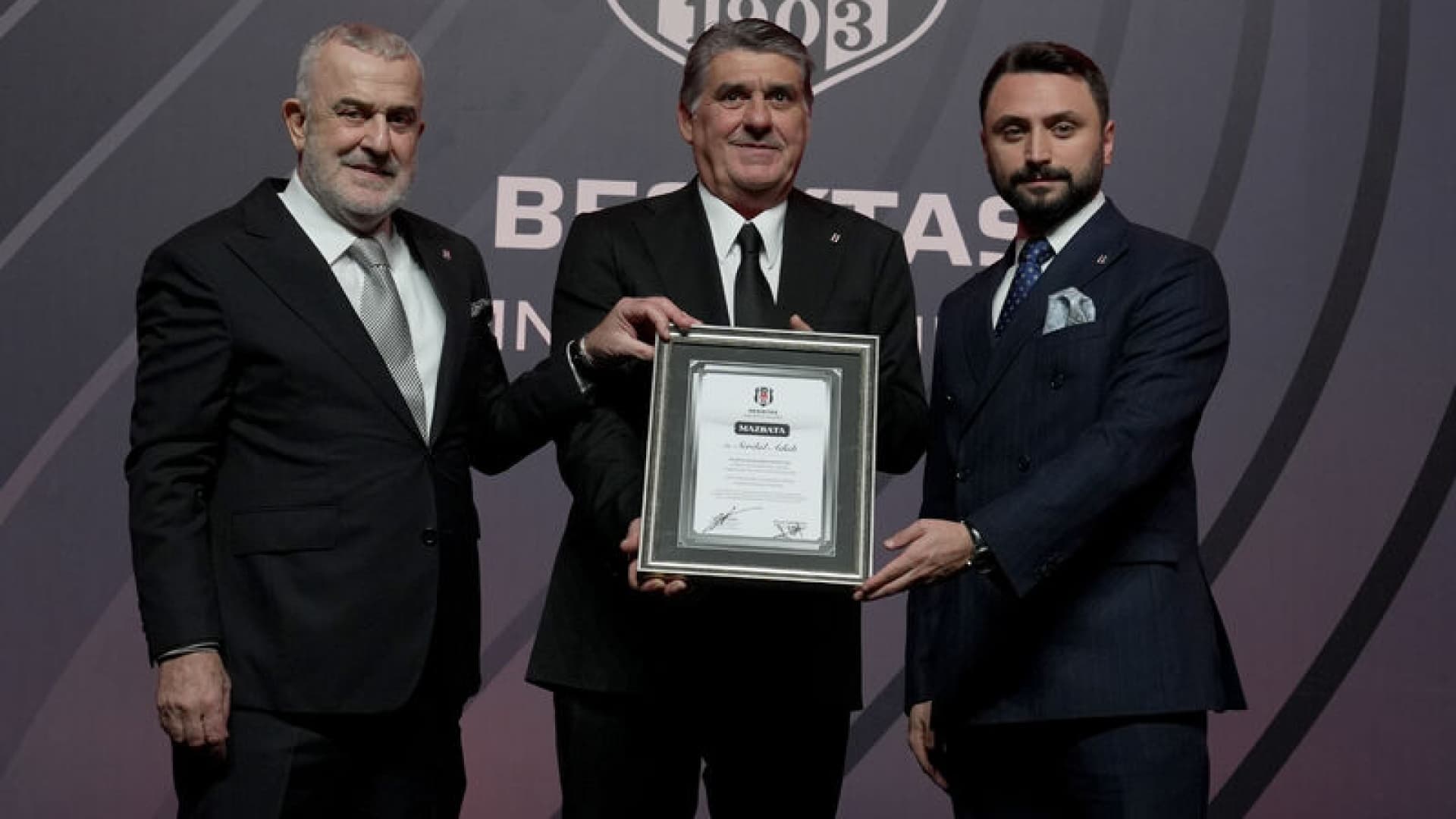 Beşiktaş’ta Serdal Adalı ve yönetimine mazbata verildi