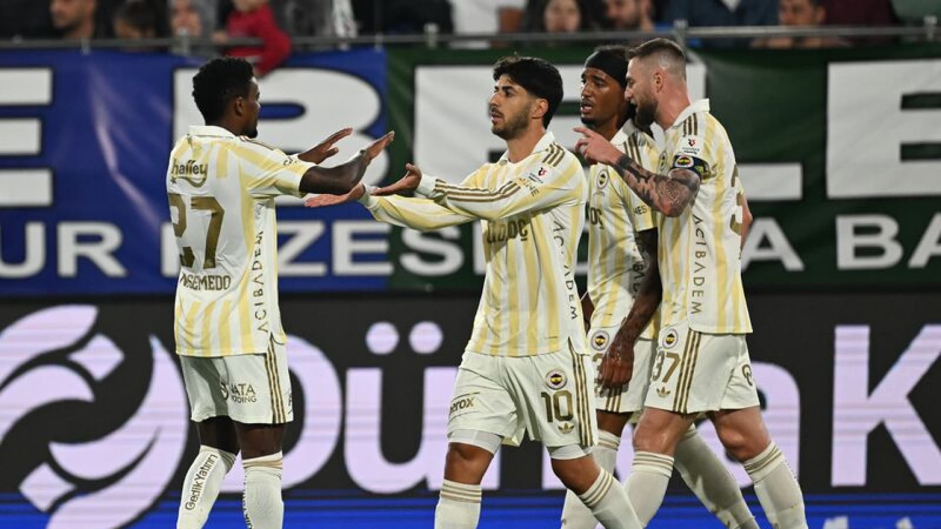 Fenerbahçe deplasmanda Rizespor engelini üç golle geçti