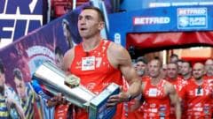 Kevin Sinfield, yedi ultramaratonun ardından Old Trafford’da finiş yaptı